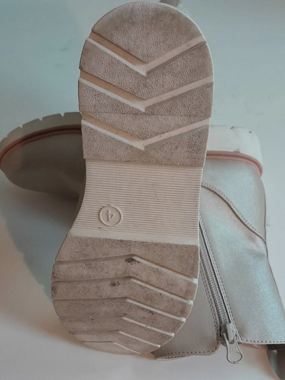 Art Class Girls Laurel Chelsea Beige boots Size 4